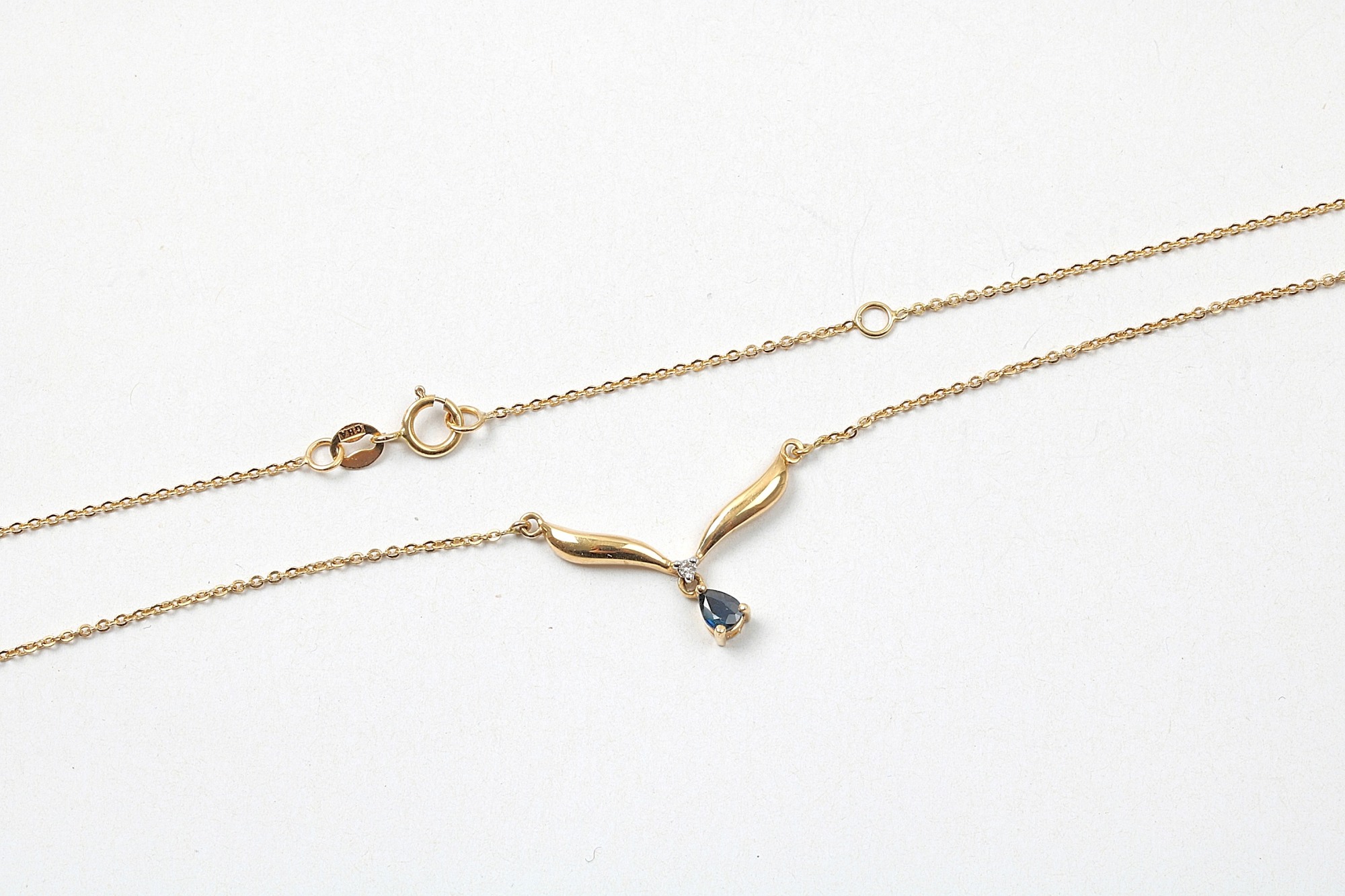 HALSSMYCKE MED DIAMANT OCH SAFIR, KAN LÅSAS VID 42 OCH 45 CM, TILLV. GULDFYND - Bild 2