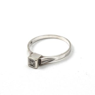 RING MED DIAMANT, 18,5 MM. NÅGOT OVAL SKENA
