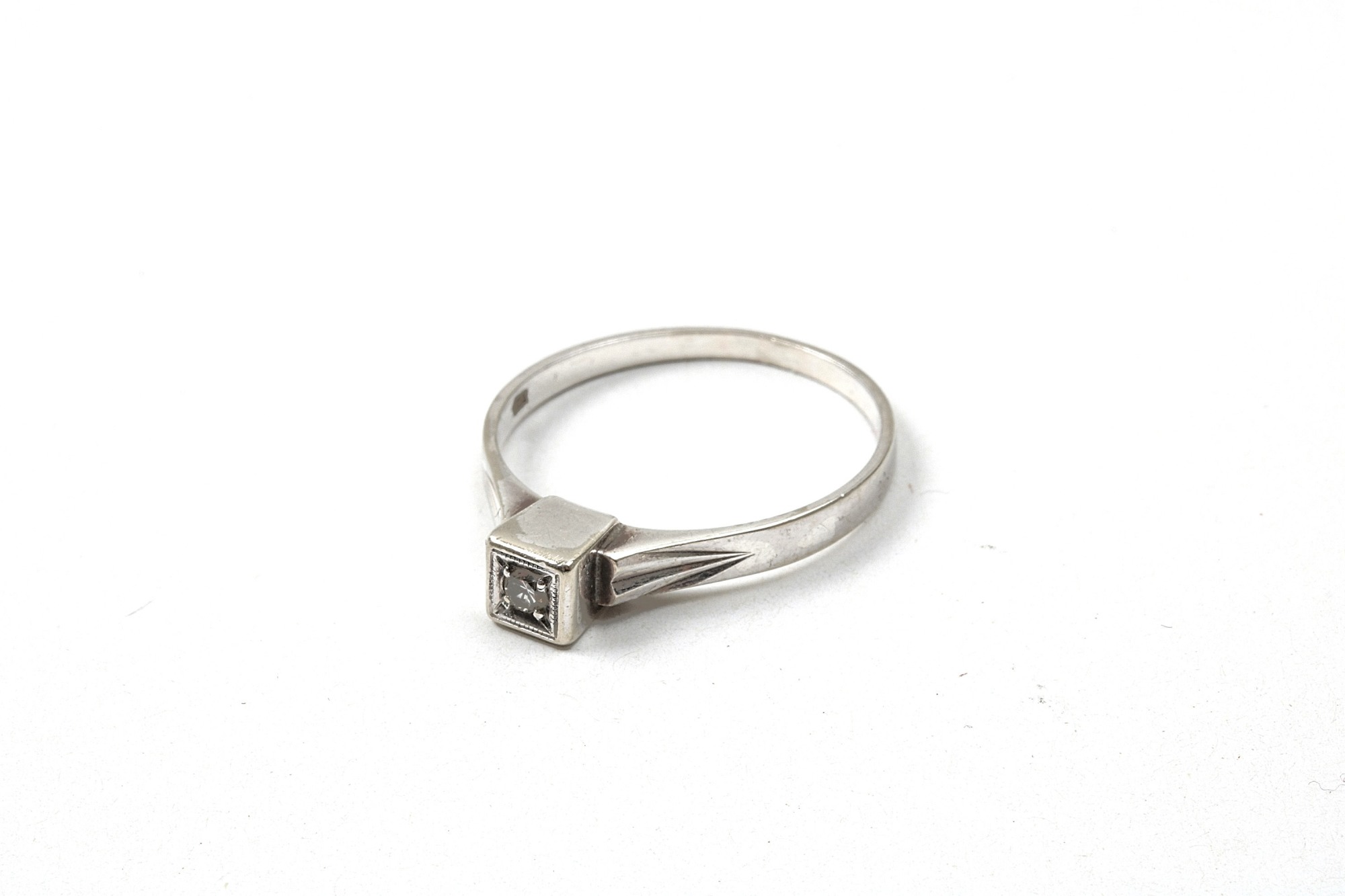 RING MED DIAMANT, 18,5 MM. NÅGOT OVAL SKENA