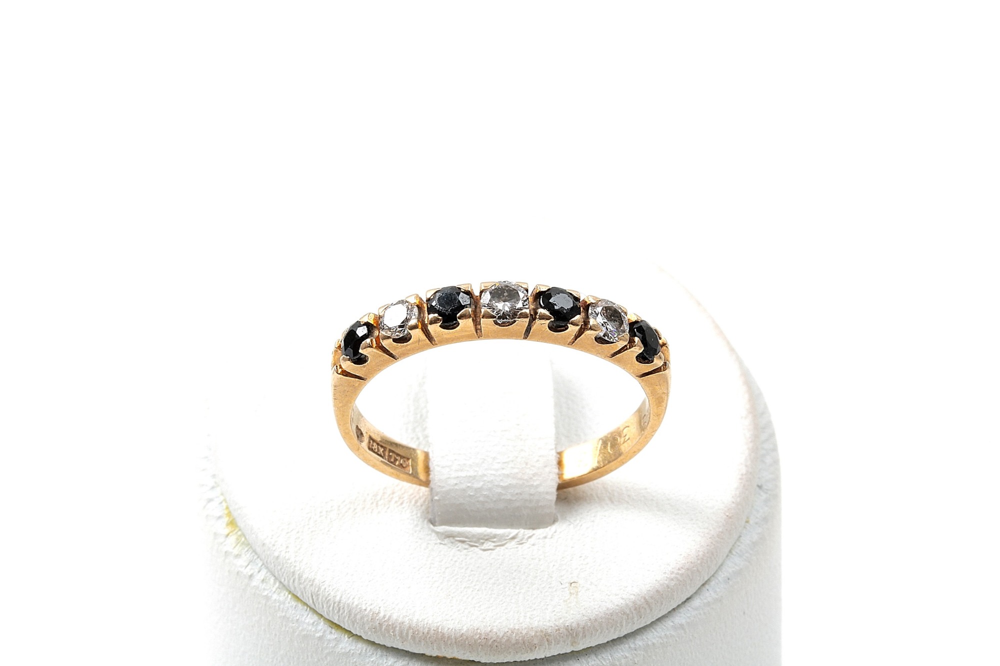 RING MED DIAMANTER TOTALT 0,18CT OCH SAFIRER 16MM. TILLV. STOCKHOLM 1993. GRAVYR I SKENAN