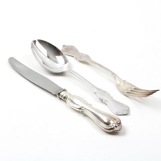 17 DELAR MATSILVER 5 SKEDAR 6 GAFFLAR VIKT 499,9G 6 KNIVAR SKAFT I SILVER BLAD I METALL TOTALVIKT 439,0G