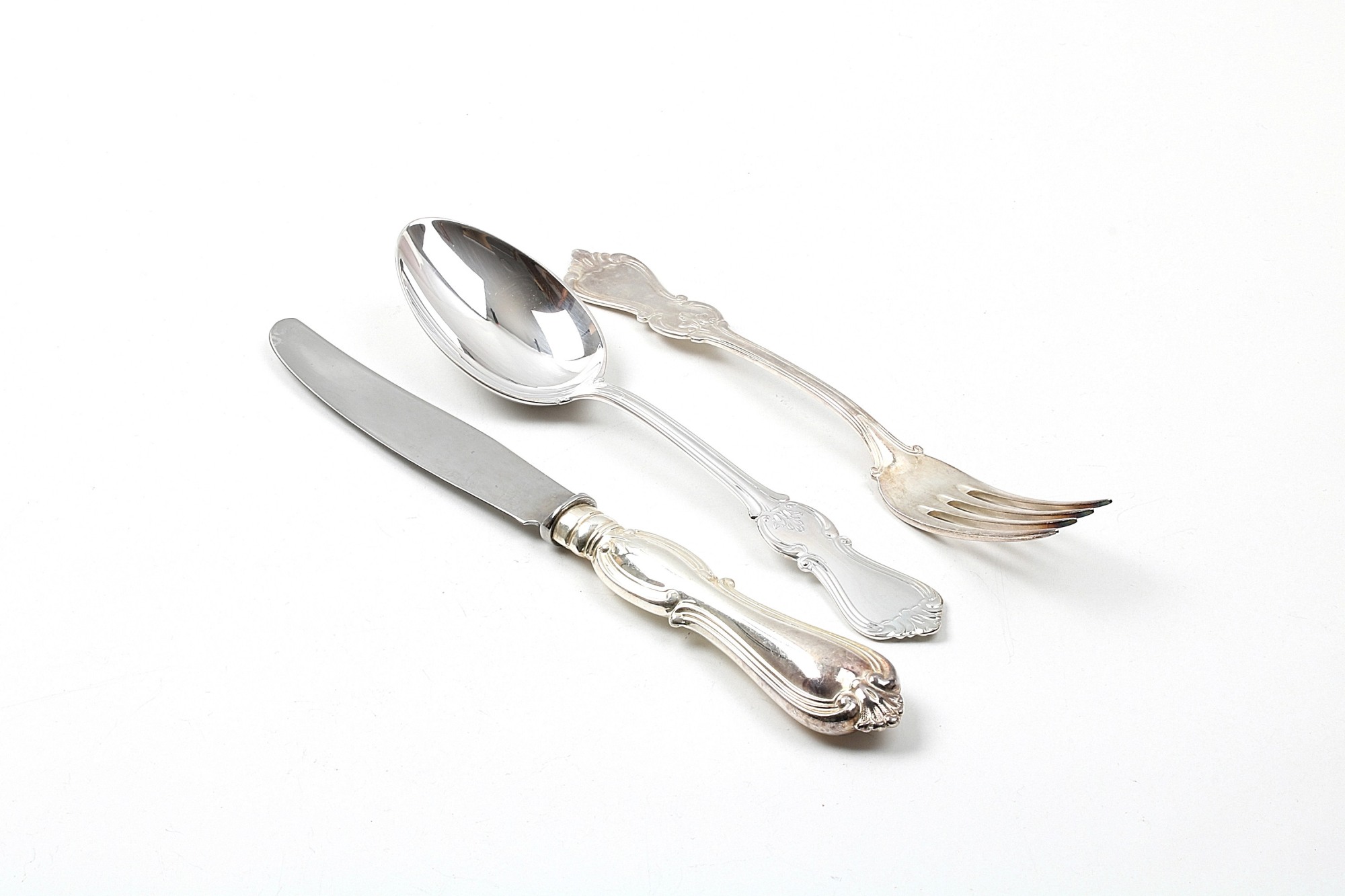 17 DELAR MATSILVER 5 SKEDAR 6 GAFFLAR VIKT 499,9G 6 KNIVAR SKAFT I SILVER BLAD I METALL TOTALVIKT 439,0G