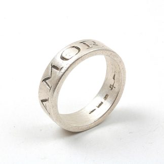 RING I SILVER, AMOR FATI, DESIGN EFVA ATTLING, GRAVYR I SKENAN, 21,5 MM. SLITAGE