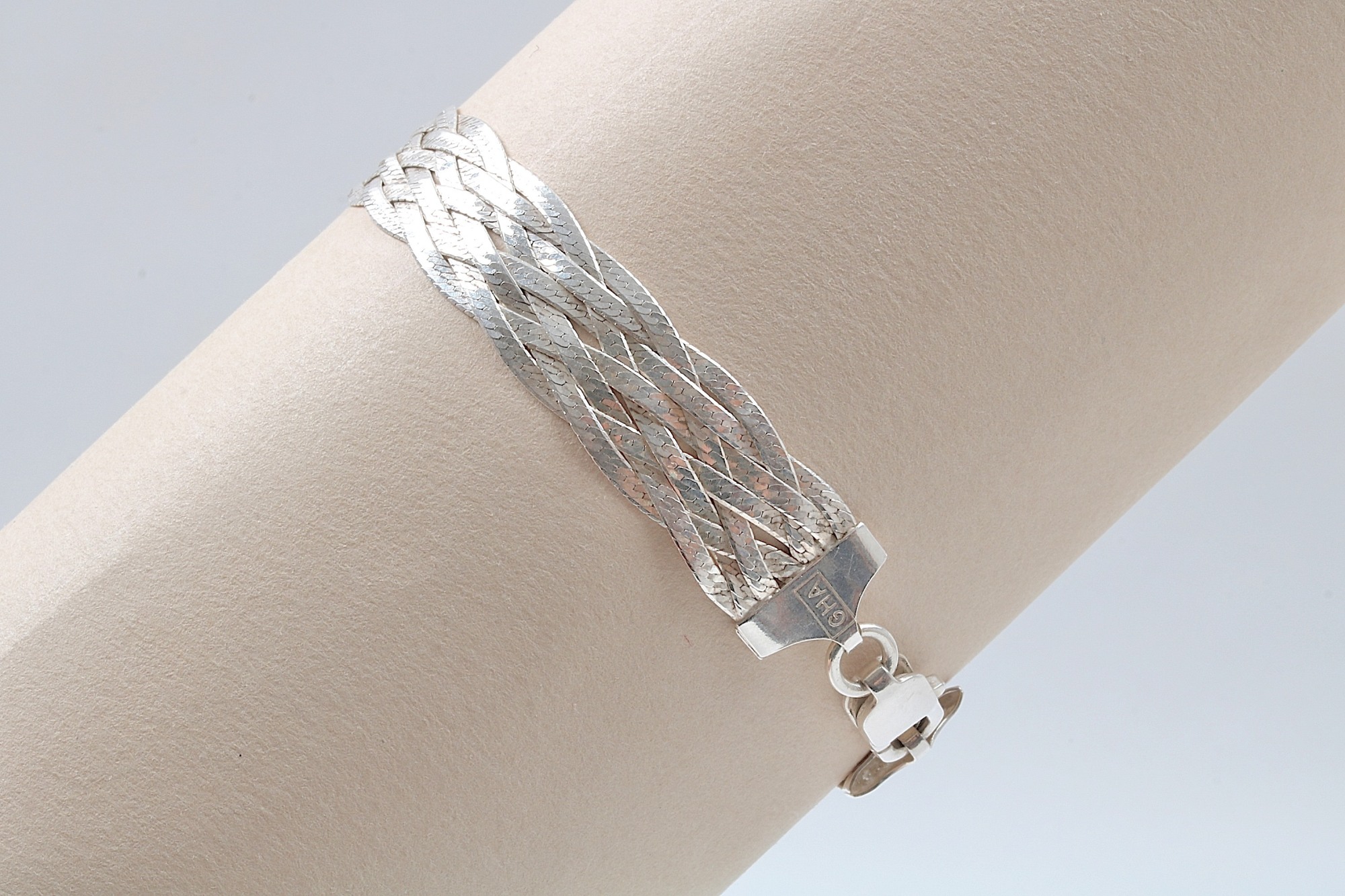 ARMLÄNK I SILVER, GULDFYND, L 19 CM B 1,2 CM