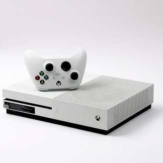TV-SPEL X-BOX ONE S MED HANDKONTROLL. KABLAR. DENNA VARA SKICKAS EJ.