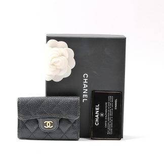 NYCKELFODRAL CHANEL MED CERT, KVITTO CHANEL STOCKHOLM 20210428 6390KR. ORIGINAL. KRT DUSTBAG. BRUKSSLITAGE SAMT FLÄCKAR