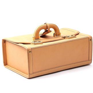 VÄSKA TILLVERKAD FÖR FERRARI TESTAROSSA. 35CMX22CMX14CM. 1988 SCHERDONI MODENA MED DUSTBAG. FINNS FUKTFLÄCKAR. DENNA VARA SKICKAS EJ