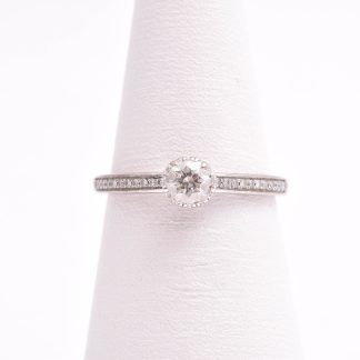 RING VITGULD M 35 BRILJANT-SLIPADE DIAMANTER TOT. 0,27CT WESSELTON Si (MITT-STEN 0,18CT) 15,75MM, GRAVYR I SKENAN, TILLV. HALLBERGS GULD