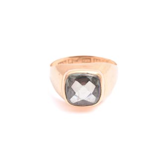 RING M GRÖN SYNTETISK STEN (REPOR PÅ STENEN, GRAVYR I SKENAN) 15,75MM, SVENSKA STÄMPLAR, TILLV. 1961