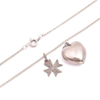 HALSKEDJA SILVER PANSAR 42,5CM, BREDD: 1,4MM (OTYDLIGA STÄMPLAR) + HÄNGE SILVER MALTESERKORS 1,5CM INKL ÖGLAN (STÄMPLAR SAKNAS, KRAFTIGT OXIDERAD) + HÄNGE SILVER HJÄRTA 2CM (NGT BUCKLIG, STÄMPLAR SAKNAS)