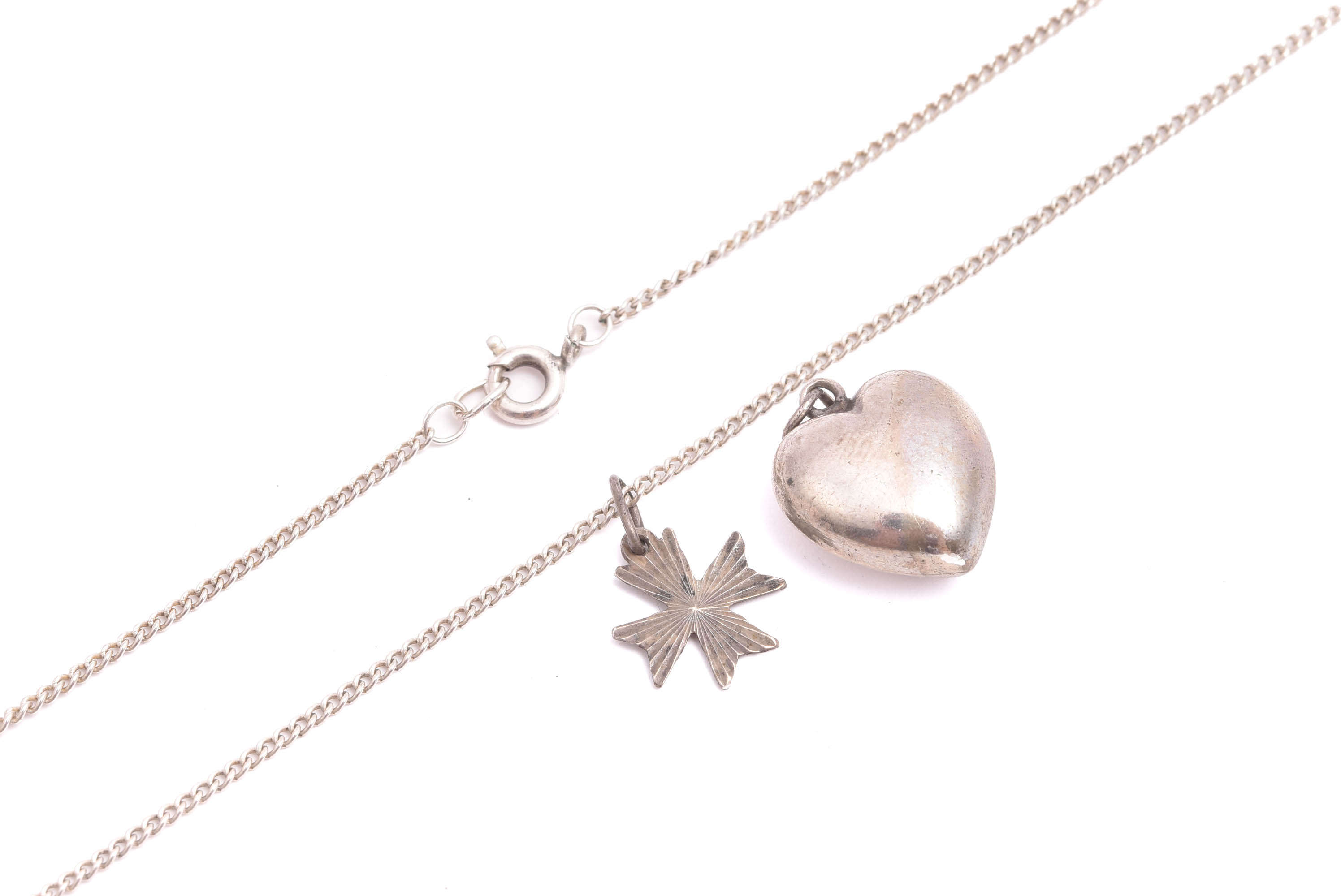 HALSKEDJA SILVER PANSAR 42,5CM, BREDD: 1,4MM (OTYDLIGA STÄMPLAR) + HÄNGE SILVER MALTESERKORS 1,5CM INKL ÖGLAN (STÄMPLAR SAKNAS, KRAFTIGT OXIDERAD) + HÄNGE SILVER HJÄRTA 2CM (NGT BUCKLIG, STÄMPLAR SAKNAS)