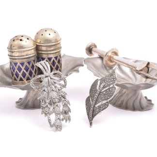 SALT & PEPPAR-STRÖARE NYSILVER MED BLÅ GLASINSATS, 4,8CM (MINDRE BUCKLOR) TILLV. ENGLAND, 2 MINDRE SKÅLAR I TENN, SOCKERTÅNG I METALL, 2 BROSCHER I METALL (1 MED MARKASITER)