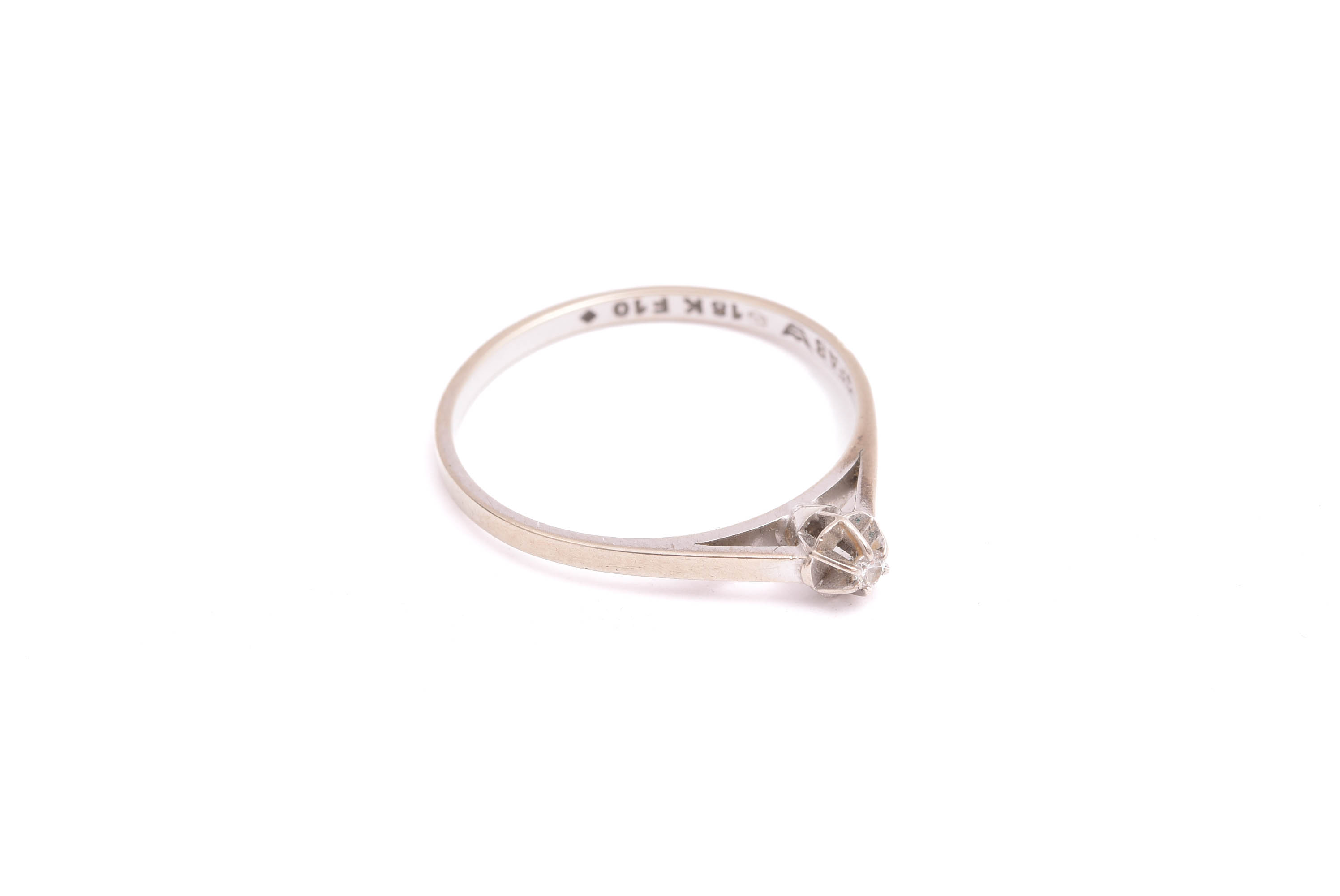 RING VITGULD M BRILJANT-SLIPAD DIAMANT 0,03CT, 19,5MM, TILLV. GULDFYND 1980 (EVENTUELLT I BEHOV AV ATT RODIERAS OM)