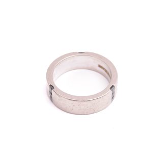 RING VITGULD M 9 SVARTA DIAMANTER, 19,75MM (REPOR & JACK PÅ GULDET, GRAVYR I SKENAN) TILLV. STIG JOHANSSON, SÄVEDALEN