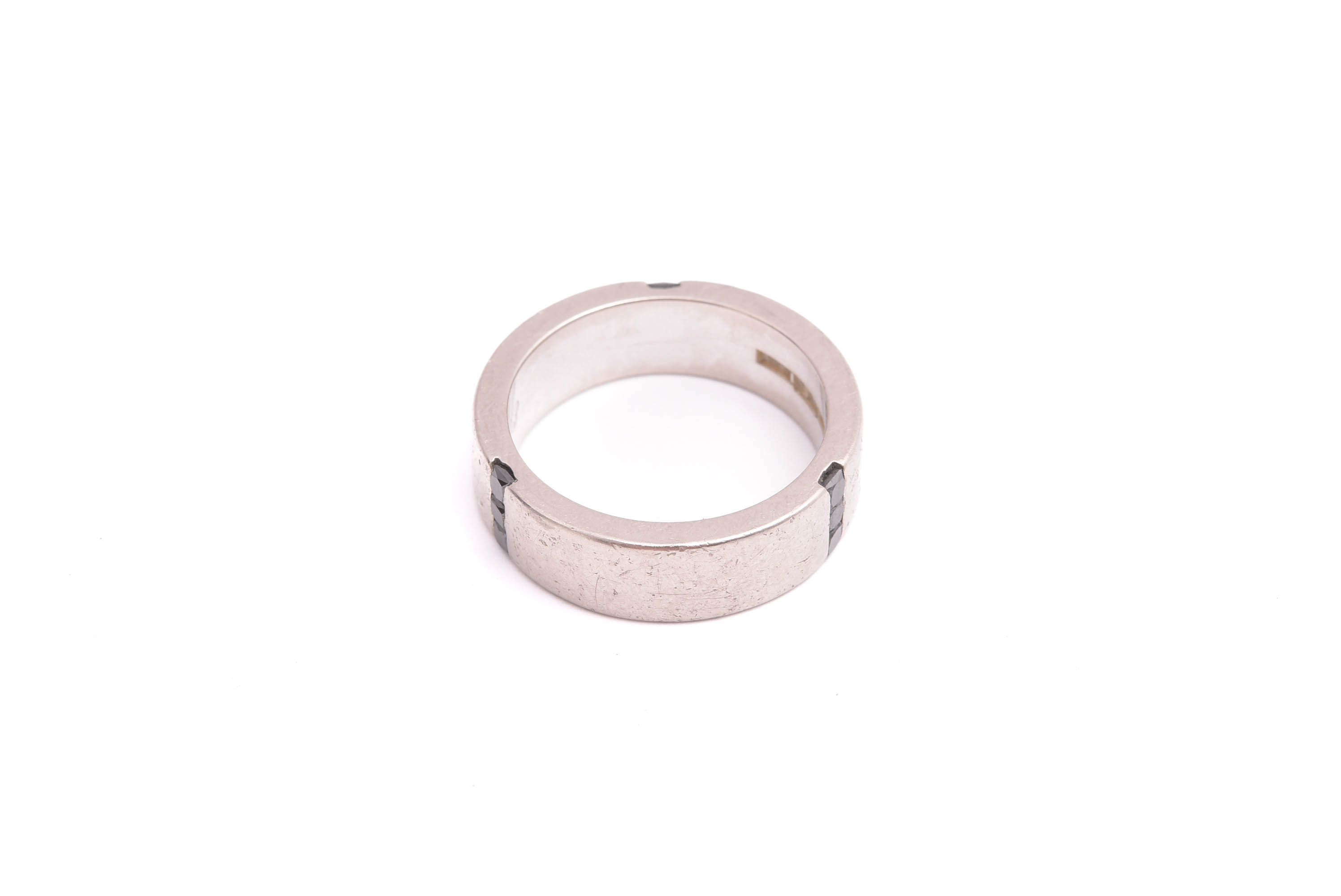 RING VITGULD M 9 SVARTA DIAMANTER, 19,75MM (REPOR & JACK PÅ GULDET, GRAVYR I SKENAN) TILLV. STIG JOHANSSON, SÄVEDALEN