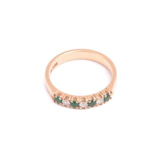 RING M 3 BRILJANT-SLIPADE DIAMANTER TOT. CA 0,09CT & 4 SMARAGDER (OBS!! EN SMARAGD M SPRICKA GENOM HELA STENEN) 17MM, GRAVYR I SKENAN, TILLV. GULDBOLAGET I BEGKVARA