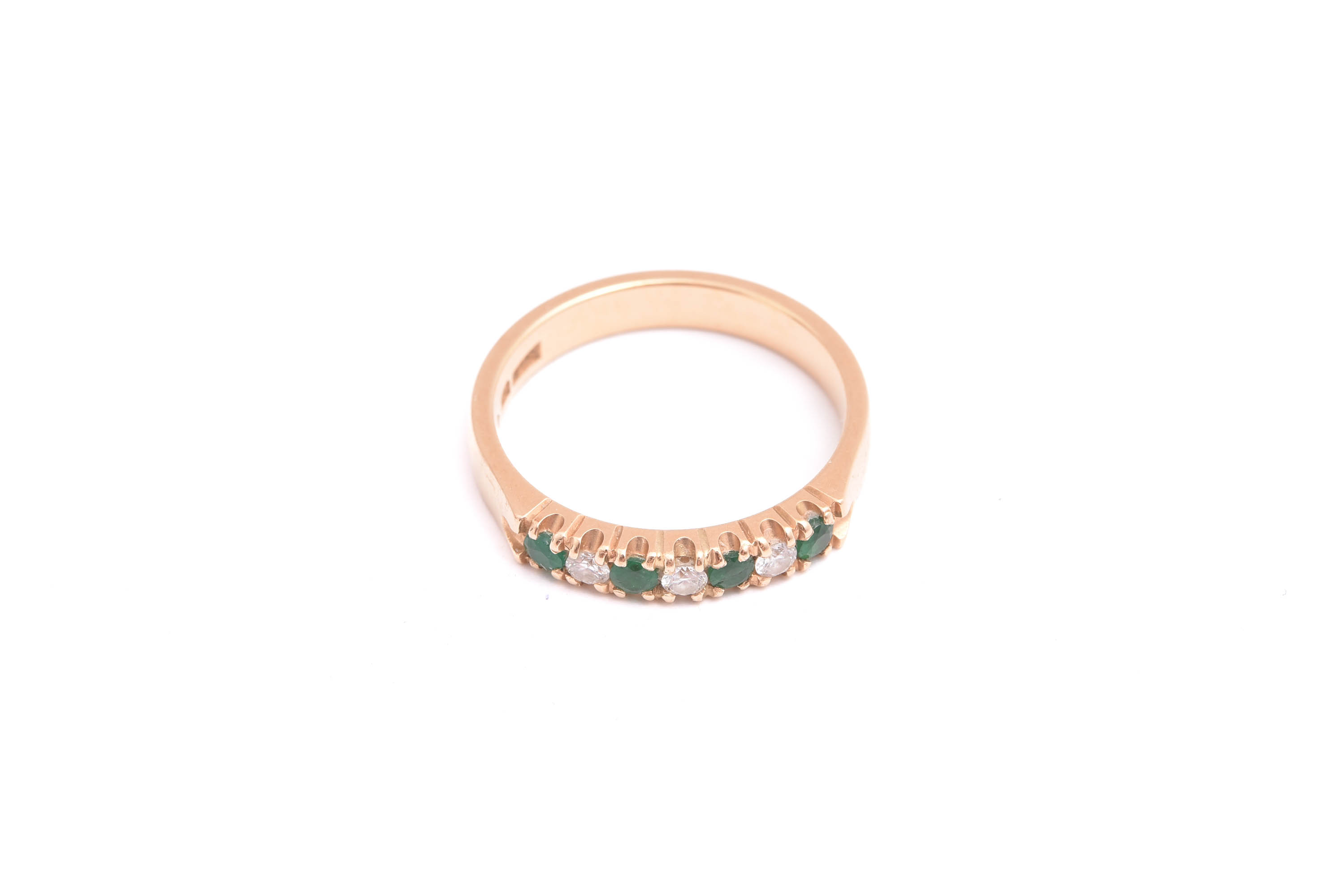 RING M 3 BRILJANT-SLIPADE DIAMANTER TOT. CA 0,09CT & 4 SMARAGDER (OBS!! EN SMARAGD M SPRICKA GENOM HELA STENEN) 17MM, GRAVYR I SKENAN, TILLV. GULDBOLAGET I BEGKVARA