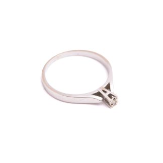 RING VITGULD M ÅTTKANT-SLIPAD DIAMANT 0,01CT, 16MM (SLITEN, OLÄSLIG STÄMPEL, REPOR PÅ GULDET)