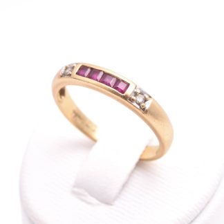 RING M 2 BRILJANT-SLIPADE DIAMANTER TOT. 0,04CT & 4 CARRÉ-SLIPADE RUBINER, 17MM