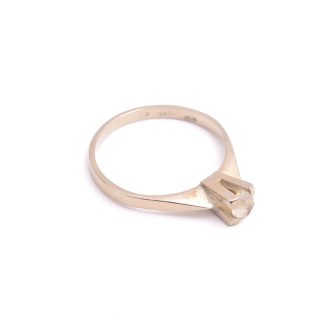 RING VITGULD M VIT SYNTEISK STEN, 15,5MM, SVENSK IMPOR-STÄMPEL (GRAVYR I SKENAN, GULDET NGT REPIGT & I BEHOV AV ATT RODIERAS OM)