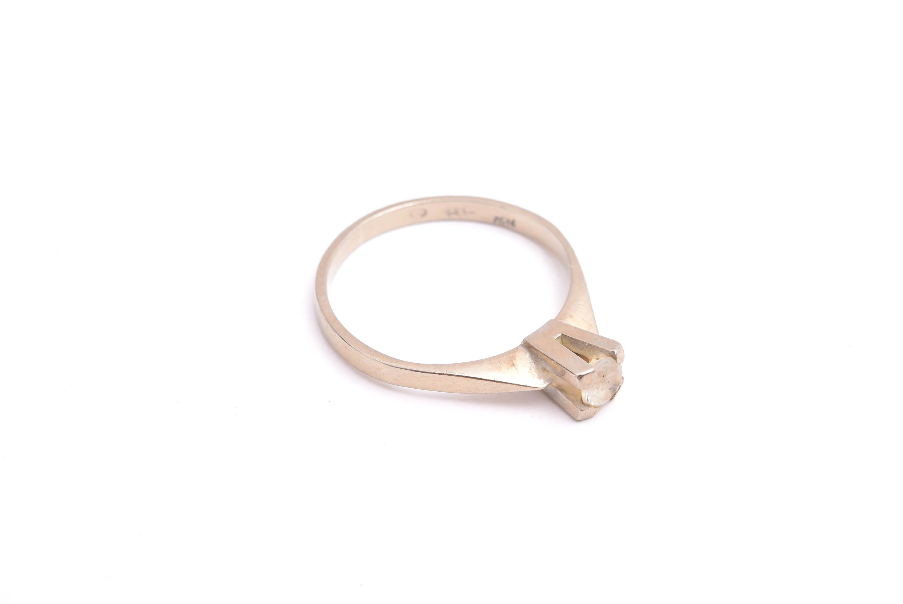 RING VITGULD M VIT SYNTEISK STEN, 15,5MM, SVENSK IMPOR-STÄMPEL (GRAVYR I SKENAN, GULDET NGT REPIGT & I BEHOV AV ATT RODIERAS OM)