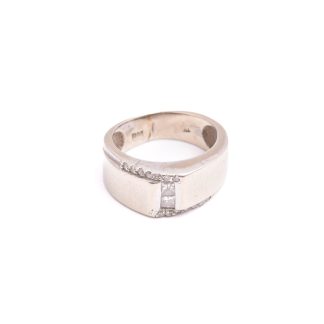 RING M DIAMANTER (SKADOR PÅ NÅGRA SMÅ DIAMANTER, REPOR PÅ GULDET, SPÅR AV STORLEKSÄNDRING) 15,25MM