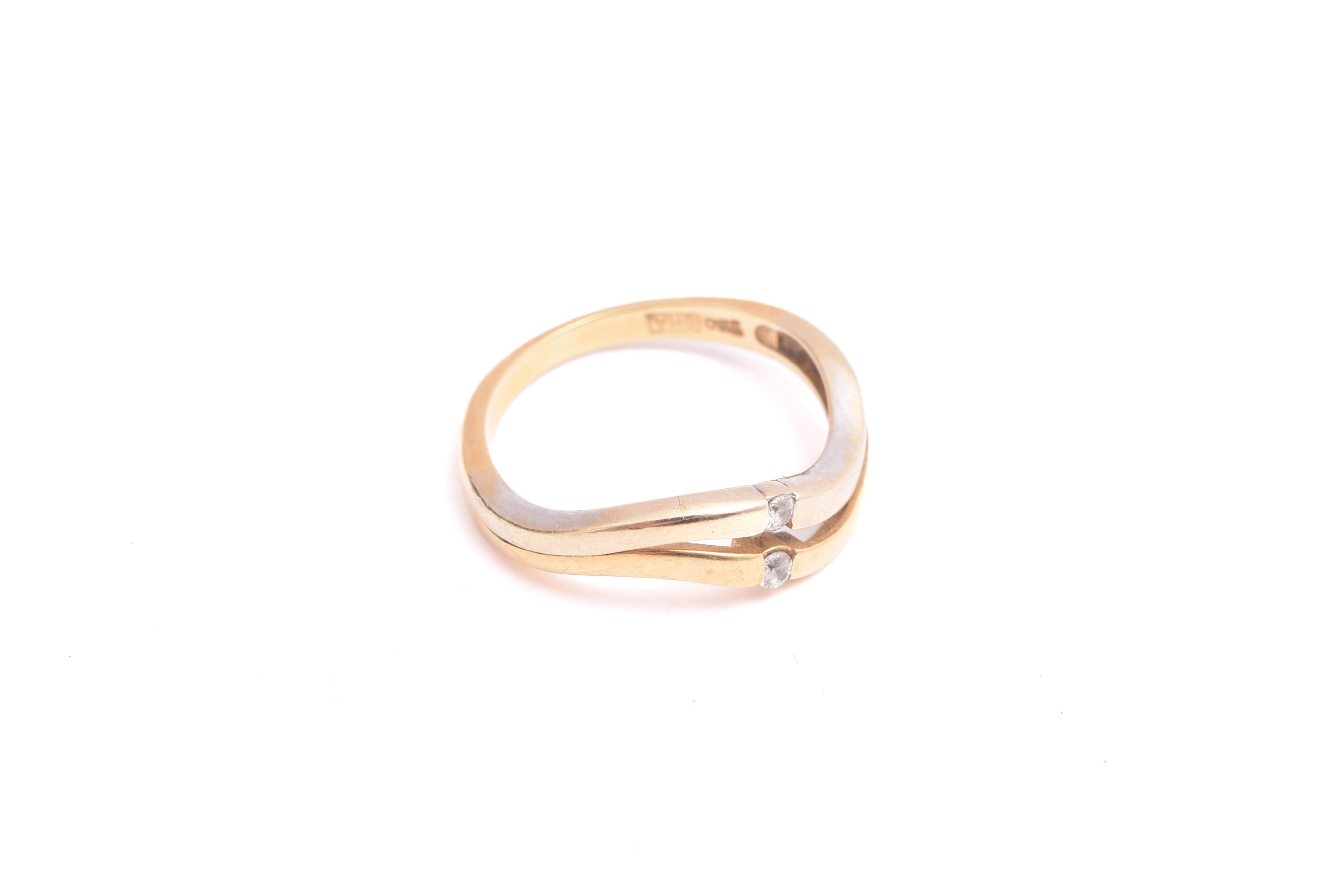 RING M 2 VITA SYNTETISKA STENAR (NGT SLITAGE PÅ STENARNA) 17MM, TILLV. GULDFYND