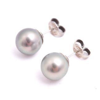 PAR ÖRHÄNGEN VITGULD M SILVERGRÅ PÄRLOR (9,2MM) SLITAGE PÅ PÄRLORNA, LÅS I SILVER, TOTAL VIKT: 3,1G