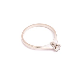 RING VITGULD M BRILJANT-SLIPAD DIAMANT 0,19CT, 18,5MM, TILLV. GULDFYND 1982 (EVENTUELLT I BEHOV AV ATT RODIERAS OM)
