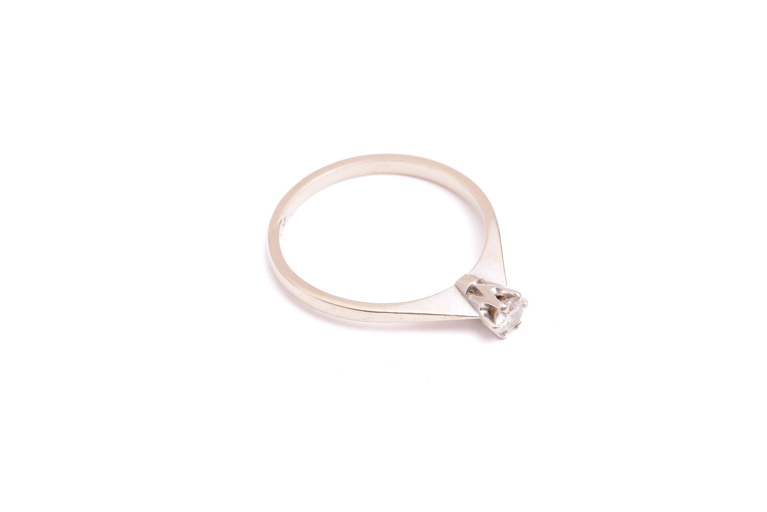 RING VITGULD M BRILJANT-SLIPAD DIAMANT 0,19CT, 18,5MM, TILLV. GULDFYND 1982 (EVENTUELLT I BEHOV AV ATT RODIERAS OM)