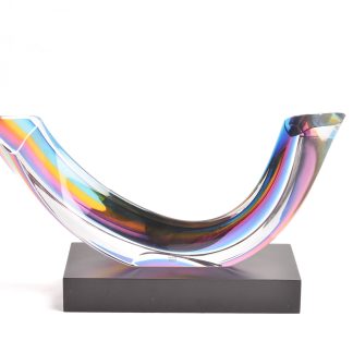 GLASSKULPTUR KOSTA BODA, MODELL: FENOMEN PRISMA 1430042 MED TRÄSOCKEL, LIMITERAD: 326 AV 399 EX, DESIGN: GÖRAN WÄRFF, SIGNERAD, LÄNGD: 39,5CM, HÖJD: 17,5CM (21CM INKL SOCKEL) MED CERT