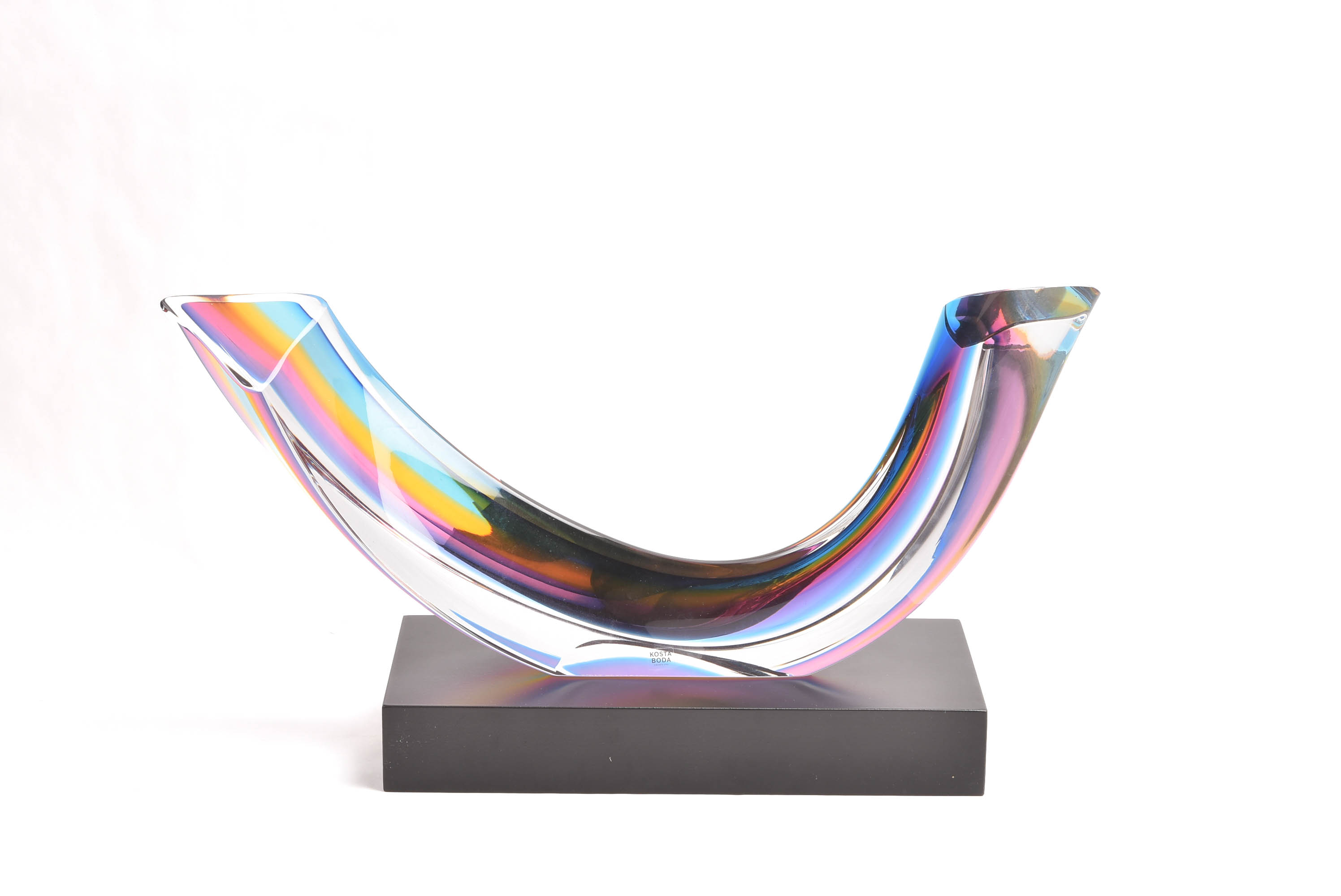 GLASSKULPTUR KOSTA BODA, MODELL: FENOMEN PRISMA 1430042 MED TRÄSOCKEL, LIMITERAD: 326 AV 399 EX, DESIGN: GÖRAN WÄRFF, SIGNERAD, LÄNGD: 39,5CM, HÖJD: 17,5CM (21CM INKL SOCKEL) MED CERT