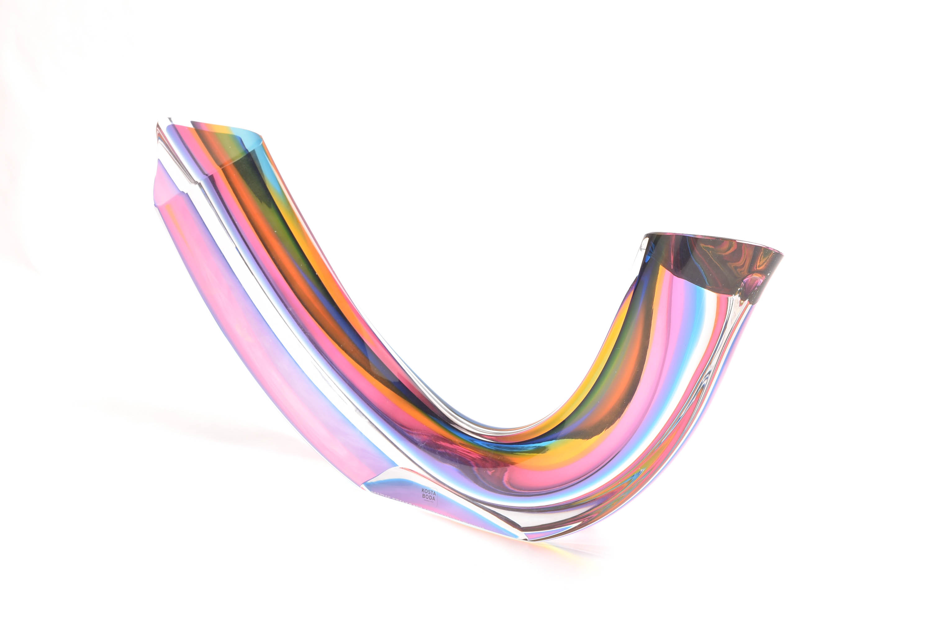GLASSKULPTUR KOSTA BODA, MODELL: FENOMEN PRISMA 1430042 MED TRÄSOCKEL, LIMITERAD: 326 AV 399 EX, DESIGN: GÖRAN WÄRFF, SIGNERAD, LÄNGD: 39,5CM, HÖJD: 17,5CM (21CM INKL SOCKEL) MED CERT - Bild 2