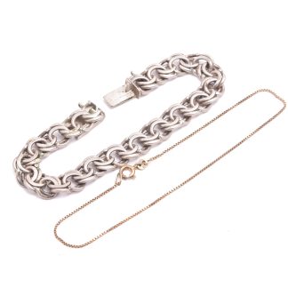 ARMLÄNK SILVER BISM 19,5CM, BREDD: 10,5MM, SÄKERHETSKEDJA SAKNAS, TILLV. VICTOR JANSON, LINDESBERG 1949, SILVERHALT: 83%, 26,7G + ARMLÄNK FÖRGYLLT SILVER VENETIANSK (BUCKLIG) 23,5CM, TILLV. GULDFYND, SILVERHALT: 92,5%, 1,2G