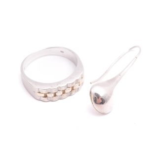 RING SILVER, DELVIS FÖRGYLLD (SLITAGE PÅ FÖRGYLLNINGEN) 18MM, TILLV. GULDFYND, 4,0G + ETT UDDA ÖRHÄNGE SILVER (NGT BUCKLIGT) 3,2CM INKL ÖGLAN, 1,2G