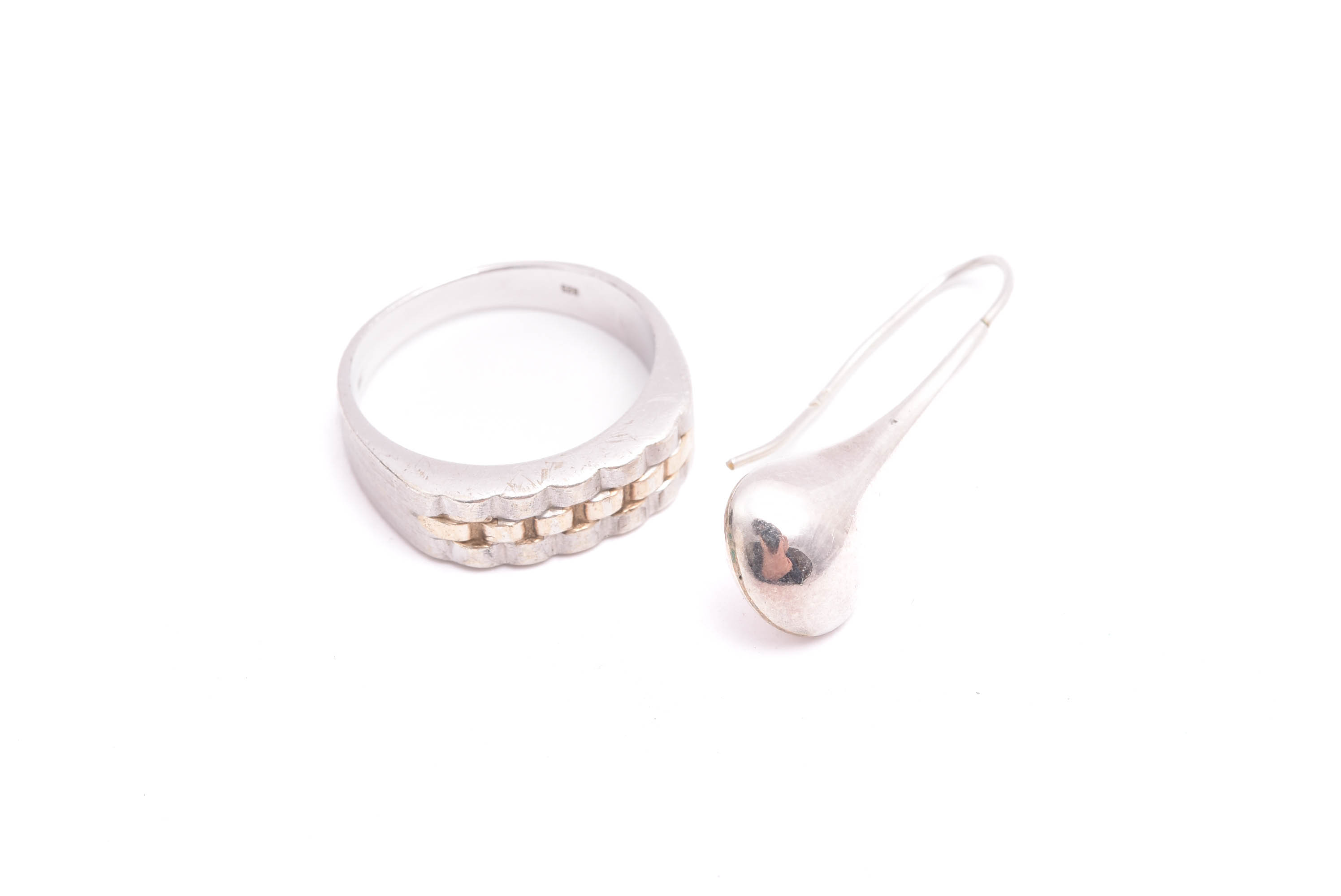 RING SILVER, DELVIS FÖRGYLLD (SLITAGE PÅ FÖRGYLLNINGEN) 18MM, TILLV. GULDFYND, 4,0G + ETT UDDA ÖRHÄNGE SILVER (NGT BUCKLIGT) 3,2CM INKL ÖGLAN, 1,2G