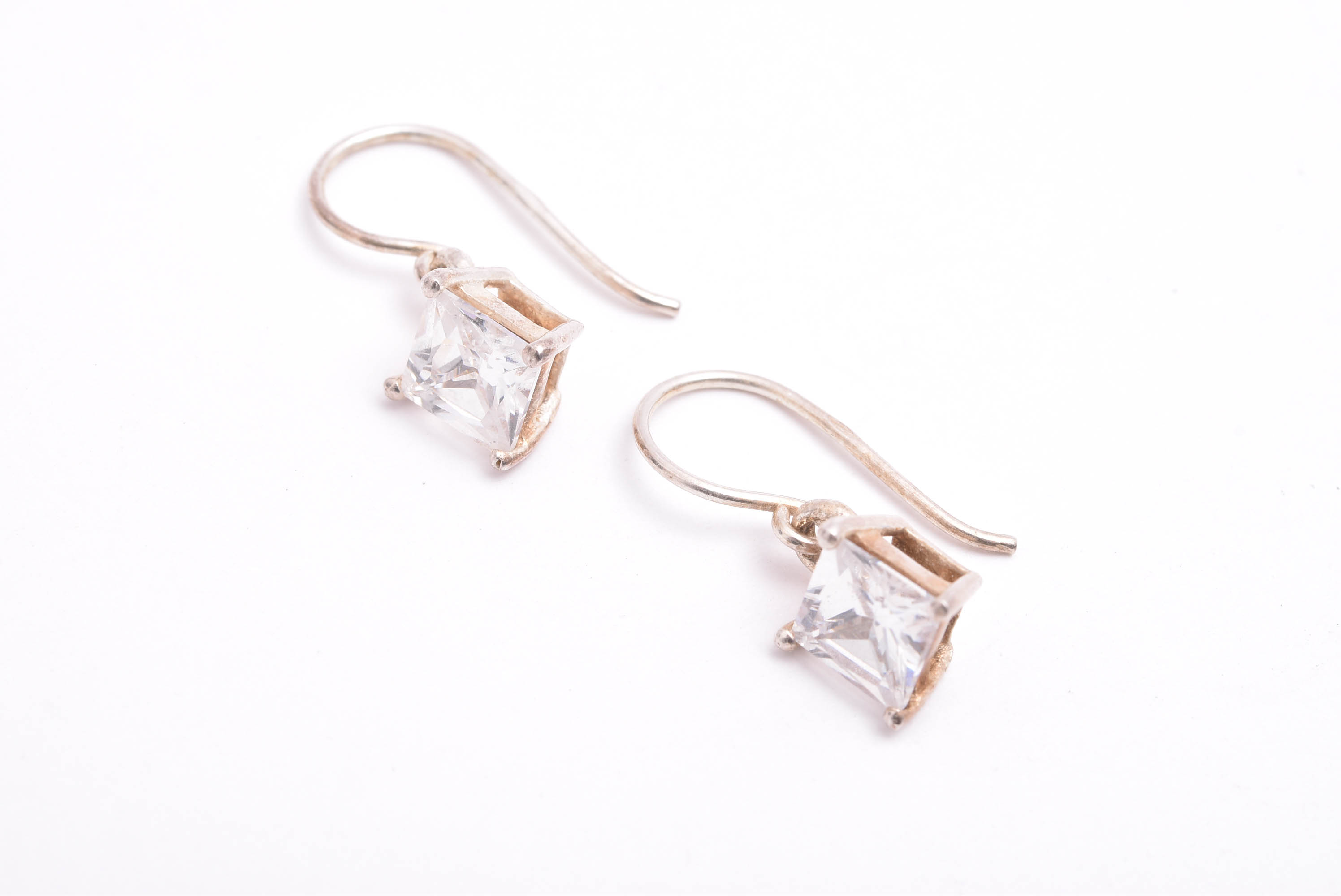 PAR ÖRHÄNGEN SILVER M VITA SYNTETISKA STENAR, 1,9CM INKL ÖGLAN, TILLV. GULDFYND
