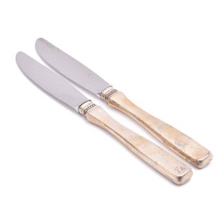 2 BORDSKNIVAR SILVER MED BLAD I ROSTFRITT STÅL & FYLLDA HANDTAG, 205MM, MODELL: UPPSALA, DESIGN: ERIK LÖFMAN, TILLV. MGAB, LIDKÖPING 1968, TOTAL VIKT: 130,0G