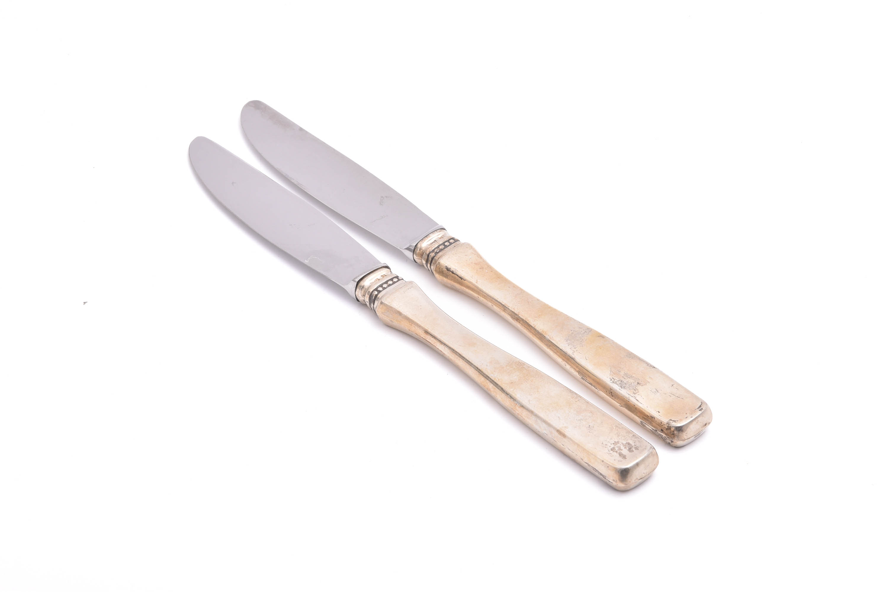 2 BORDSKNIVAR SILVER MED BLAD I ROSTFRITT STÅL & FYLLDA HANDTAG, 205MM, MODELL: UPPSALA, DESIGN: ERIK LÖFMAN, TILLV. MGAB, LIDKÖPING 1968, TOTAL VIKT: 130,0G