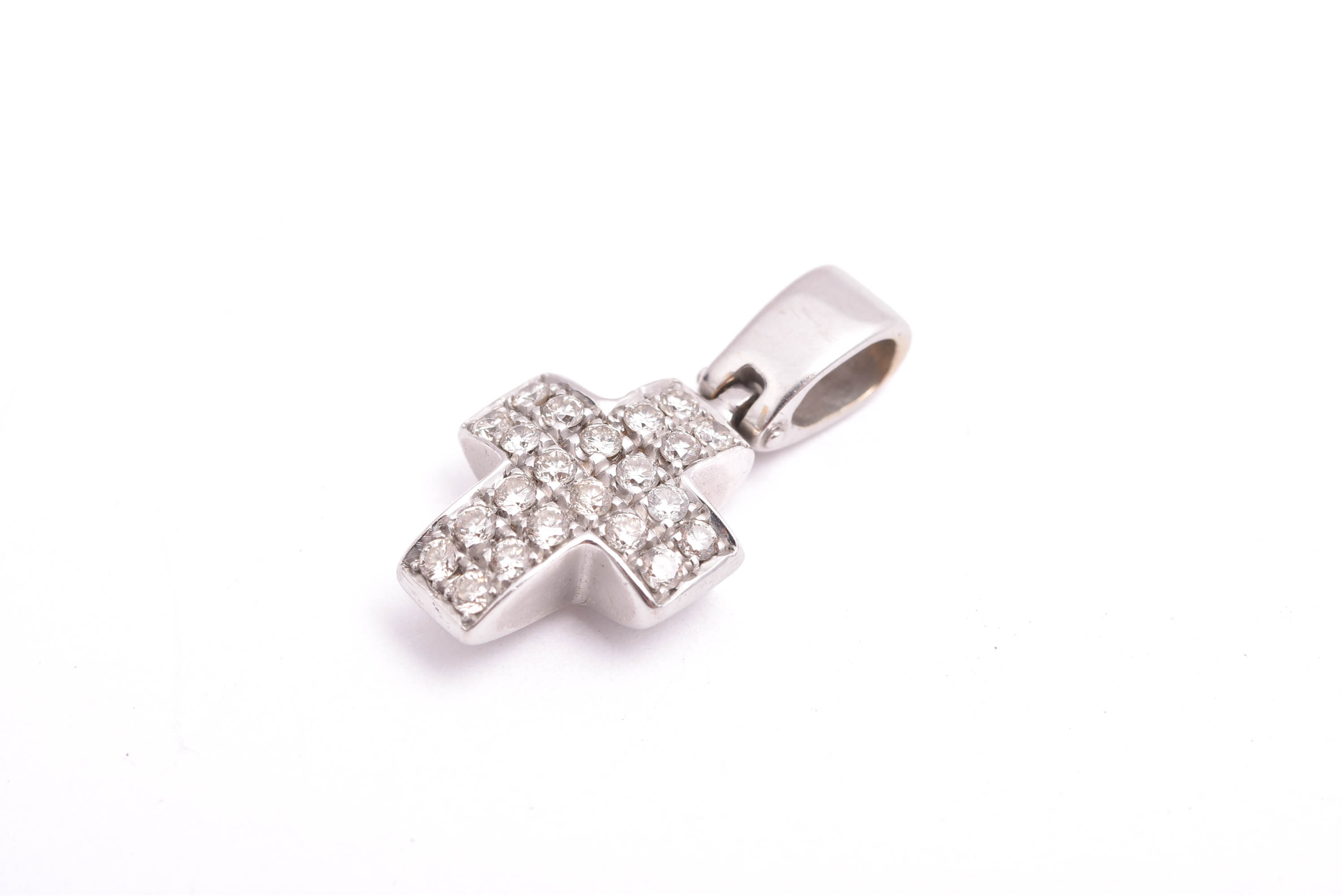 HÄNGE KORS M 22 BRILJANT-SLIPADE DIAMANTER, 2CM INKL ÖGLAN (STÄMPLAR SAKNAS SÅ SÄLJS SOM DEFEKT SMYCKE, LITE REPOR PÅ GULDET)