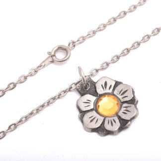 HÄNGE TENN BLOMMA M GULSYNTETISK STEN, DESIGN: R. OTTOSSON, ÄLMHULT, 2,7CM INKL ÖGLAN, KEDJA 44CM I METALL
