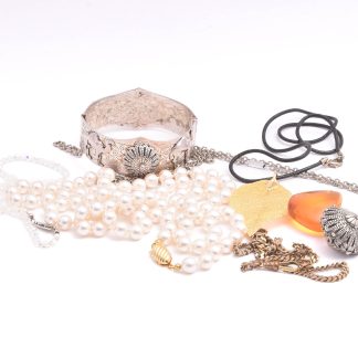 ARMRING I METALL M FATIMAS HAND & KAMELER, INNER-DIAMETER: 5,6-5,9CM, HALSSMYCKE I METALL 60CM, HALSSMYCKE M HÄNGE BLAD I FÖRGYLLD METALL, COLLIER SYNTETISKA STENAR 42CM M SILVERLÅS, COLLIER PLAST-PÄRLOR 86CM, HÄNGE M STEN, KLOCKKEDJA I METALL 38,5CM (DEFEKT LÅS)