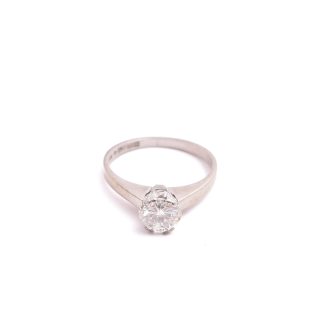 RING VITGULD M BRILJANT-SLIPAD DIAMANT 0,73CT WESSELTON Si1, TILLV. ÖRNS JUVELATELJÉ, GÖTEBORG 1970, MED VÄRDERINGSINTYG 65200:- PETER RATEITSCHAK, GÖTEBORG 2002 (OBS!! EN DEL AVEN KLO ÄR KORT, STENEN VERKAR DOCK SITTA BRA NU)