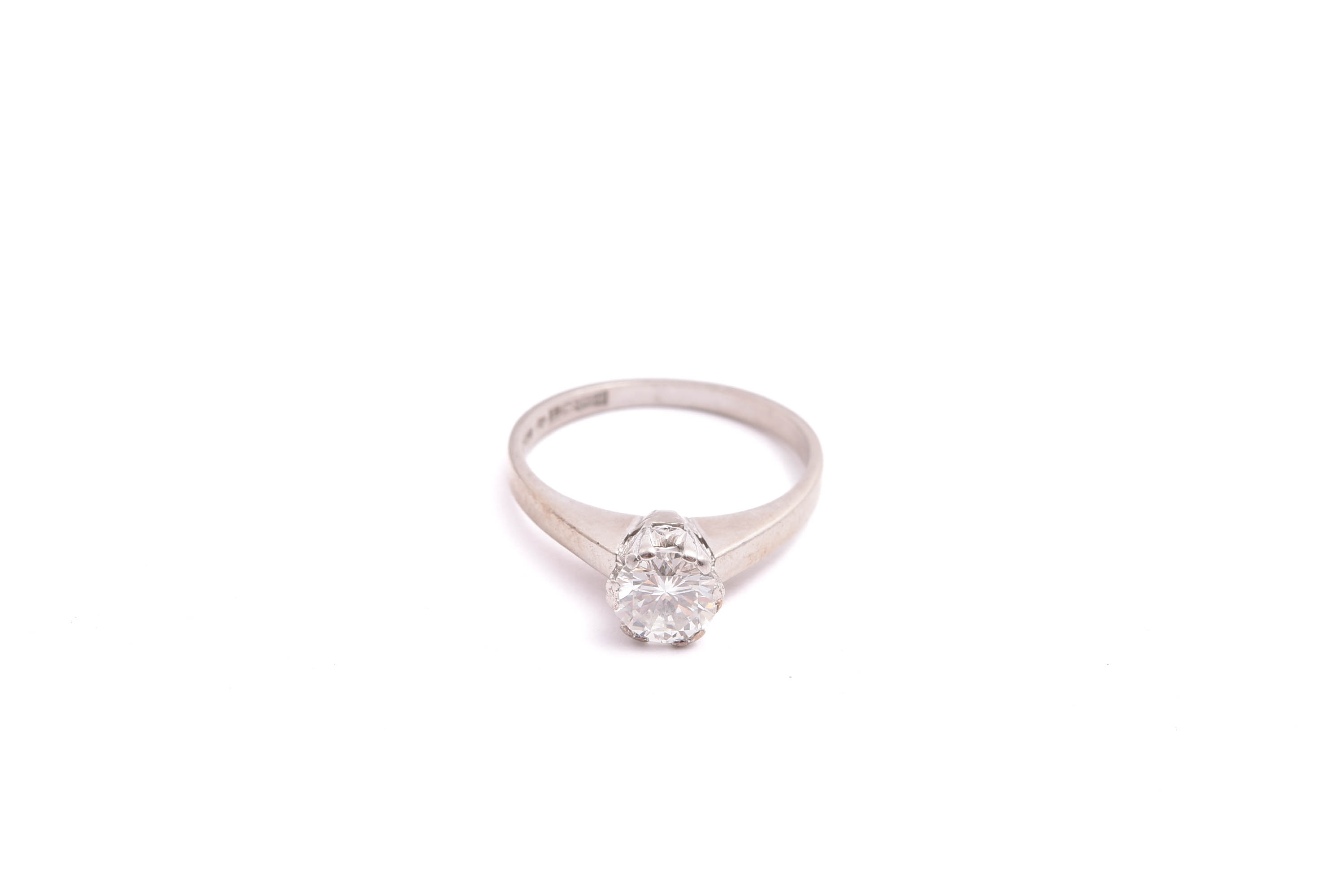 RING VITGULD M BRILJANT-SLIPAD DIAMANT 0,73CT WESSELTON Si1, 16,5MM, TILLV. ÖRNS JUVELATELJÉ, GÖTEBORG 1970, MED VÄRDERINGSINTYG 65200:- PETER RATEITSCHAK, GÖTEBORG 2002 (OBS!! EN DEL AV EN KLO ÄR KORT, STENEN SITTER DOCK BRA)