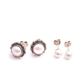 PAR ÖRHÄNGEN SILVER KUMKUM MED MABÉ-PÄRLOR, 1,2CM, 4,6G + PAR ÖRHÄNGEN SILVER M PLAST-PÄRLOR, 6MM, 0,5G (PINNARNA NGT BUCKLIGA)