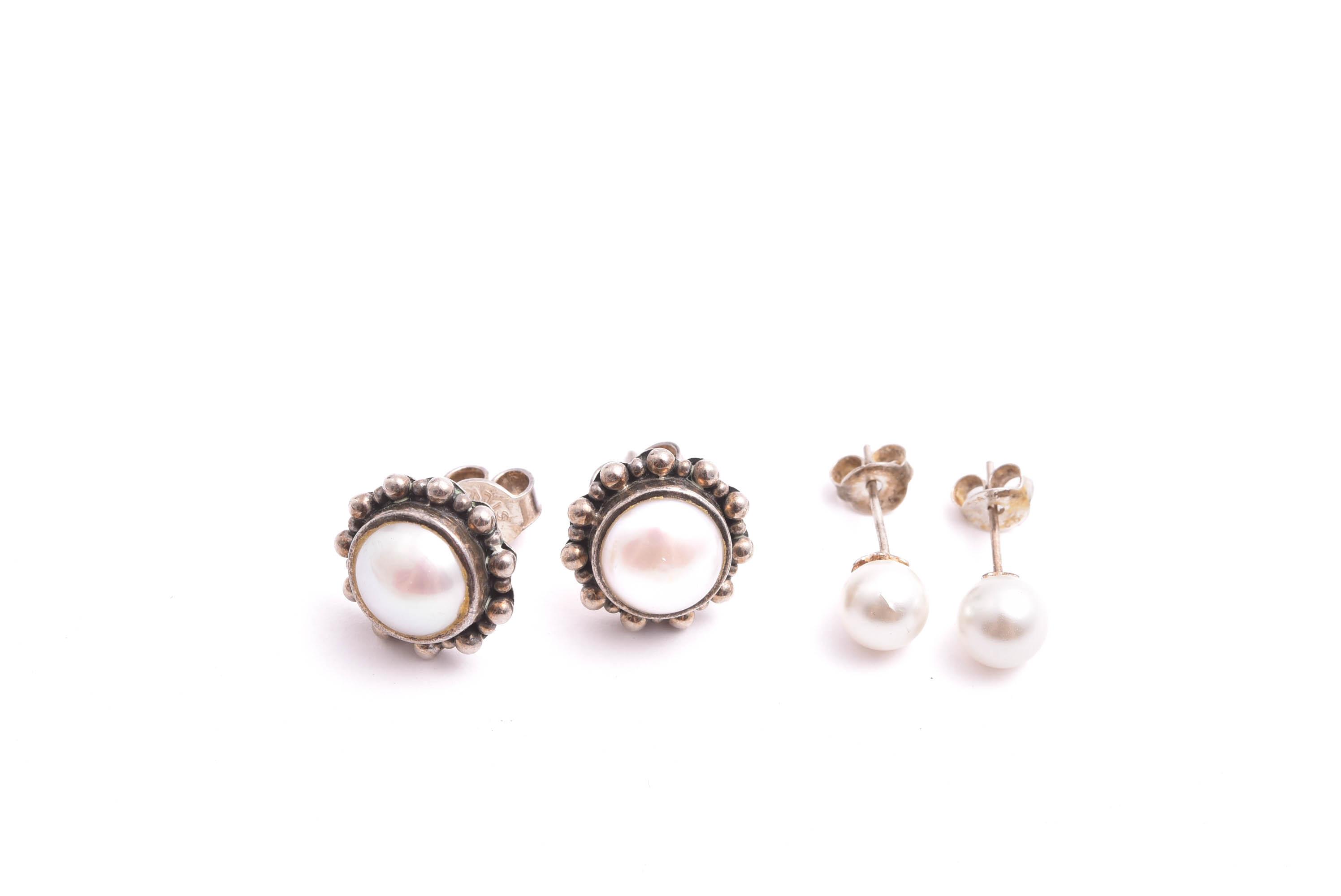 PAR ÖRHÄNGEN SILVER KUMKUM MED MABÉ-PÄRLOR, 1,2CM, 4,6G + PAR ÖRHÄNGEN SILVER M PLAST-PÄRLOR, 6MM, 0,5G (PINNARNA NGT BUCKLIGA)