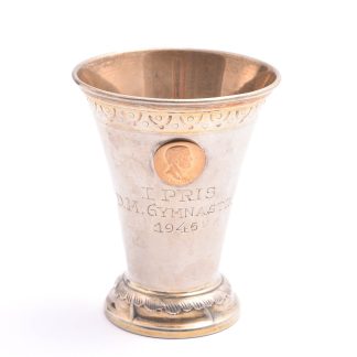 POKAL SILVER M GRAVYR "1 PRIS D.M. GYMNASTIK 1945", 8,1CM, FÖRGYLLD INSIDA, TILLV. CG HALLBERG, STOCKHOLM 1944