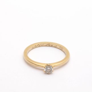 SOLITÄRRING MED DIAMANT 0,20CT ENLIGT INKSRIPTION, STORLEK: ø 17MM / 18K 2,7G - TILLV. GULDFYNDGRUPPEN - OBS! GRAVYR I SKENAN