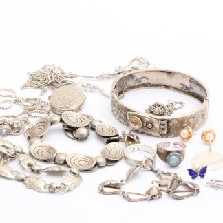 DEFEKTA SILVERSMYCKEN OCH FÖREMÅL MED GRAVYRER, STENAR, BUCKLOR, REPOR - 830-925 SILVER - TOTALVIKT: