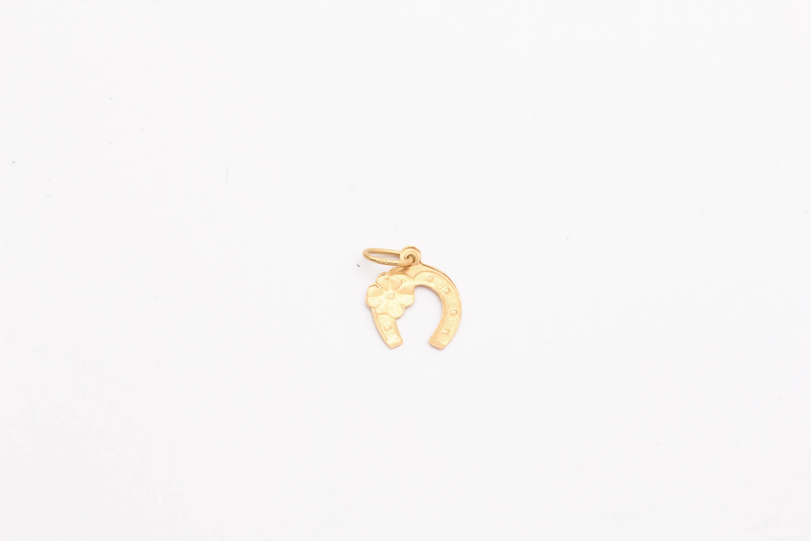 HÄNGE HÄSTSKO MED FYRKLÖVER 18x10MM